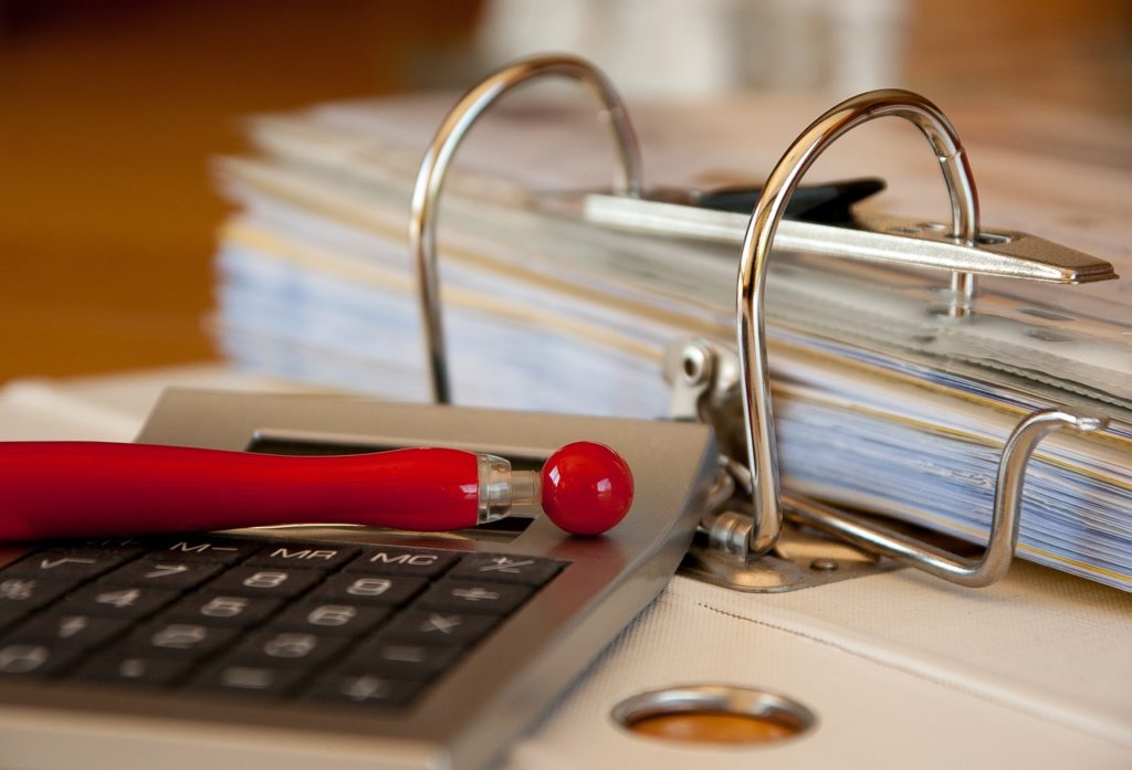 contratar una asesoría fiscal y jurídica para evitar multas