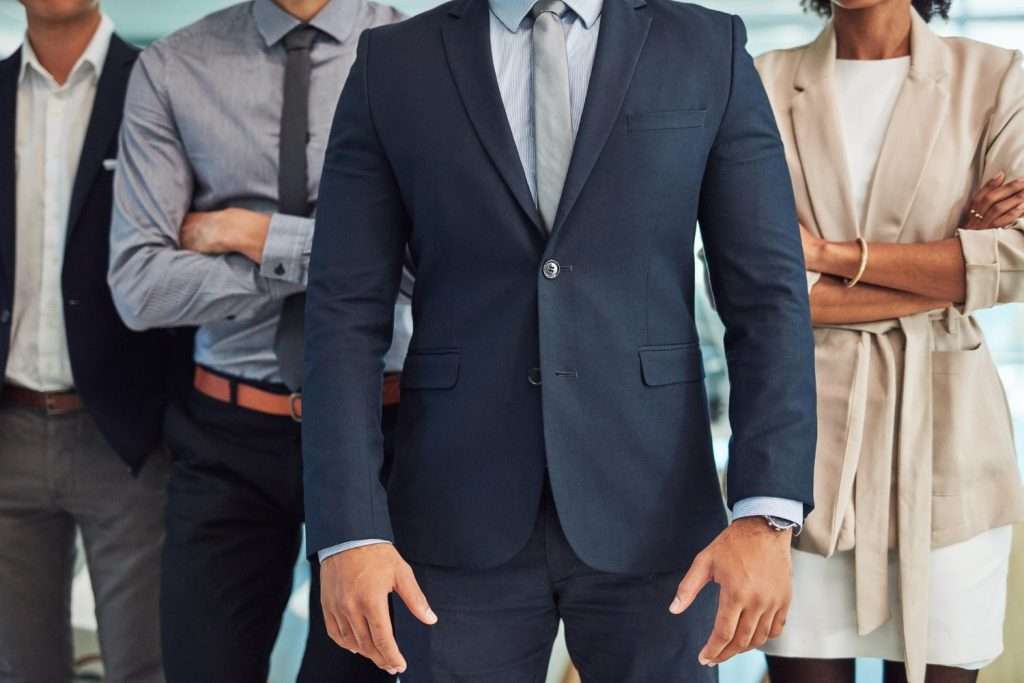 Saber motivar e inspirar al equipo es una de las cualidades de un buen líder. Estas cualidades llevan a la empresa hacia el éxito