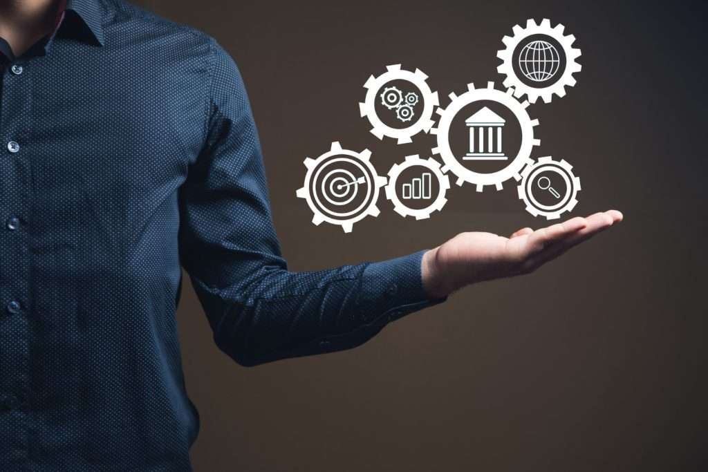 La gestión empresarial incluye estrategias, procesos y prácticas para que el negocio alcance sus objetivos de forma eficiente y sostenible