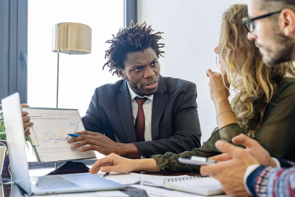 Las diferencias entre consultoría empresarial y asesoría empresarial