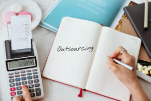 A la externalización de servicios también se le conoce como outsourcing
